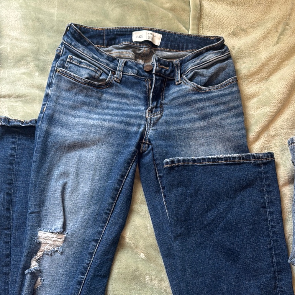 BKE Medium-Wash Skinny Jeans with Distressed Detailing